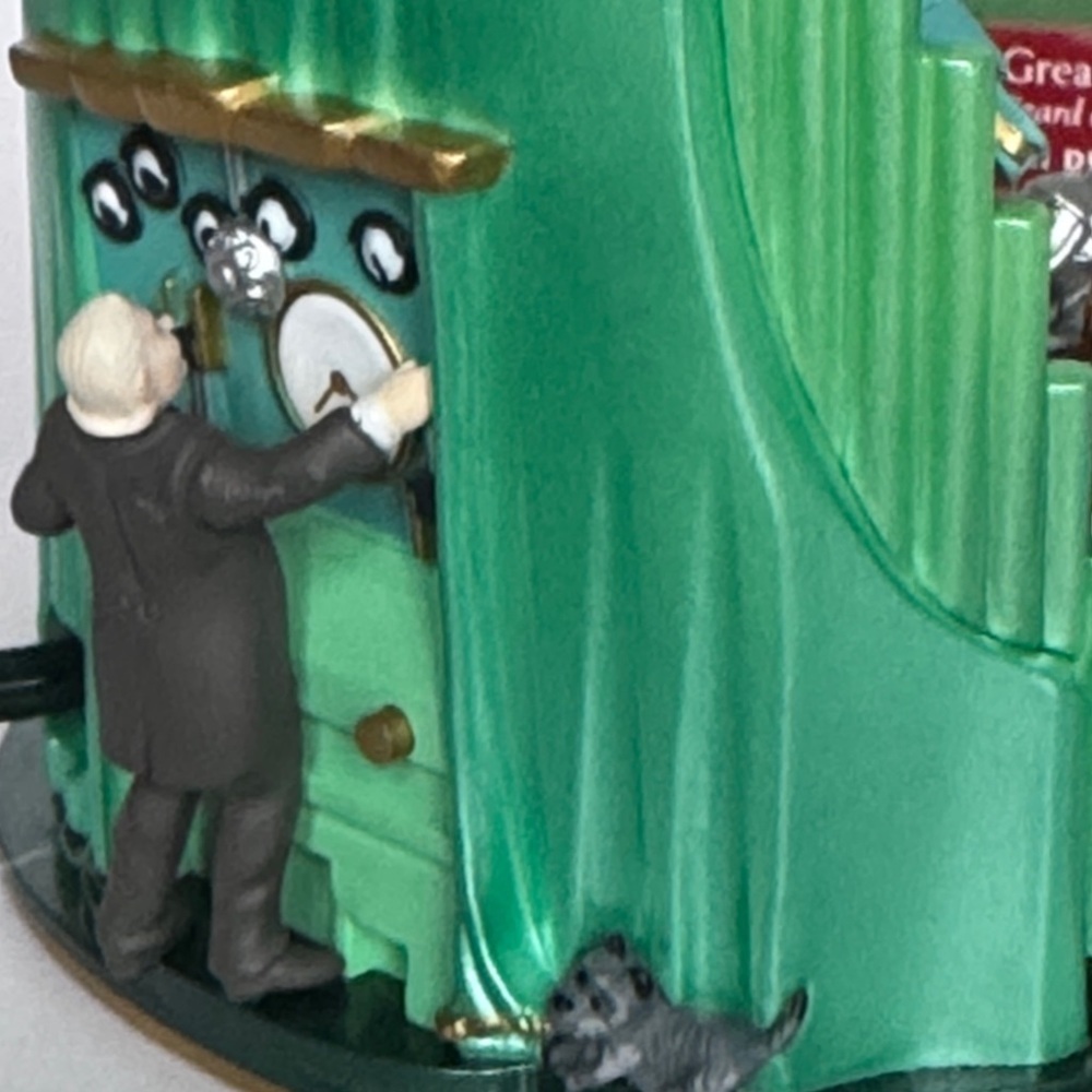 Wizard of Oz Emerald City hallmark Ornament - Picture 11 of 15